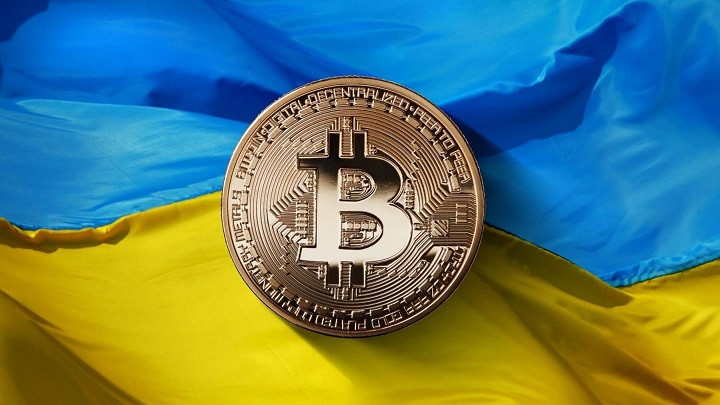 bitcoin na tle ukraińskiej flagi